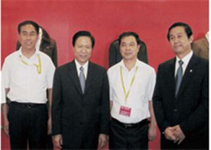 原江苏省委书记梁保华、副省长史和平视察名鹰展馆与公司领导合影【第十届江苏国际服装节】